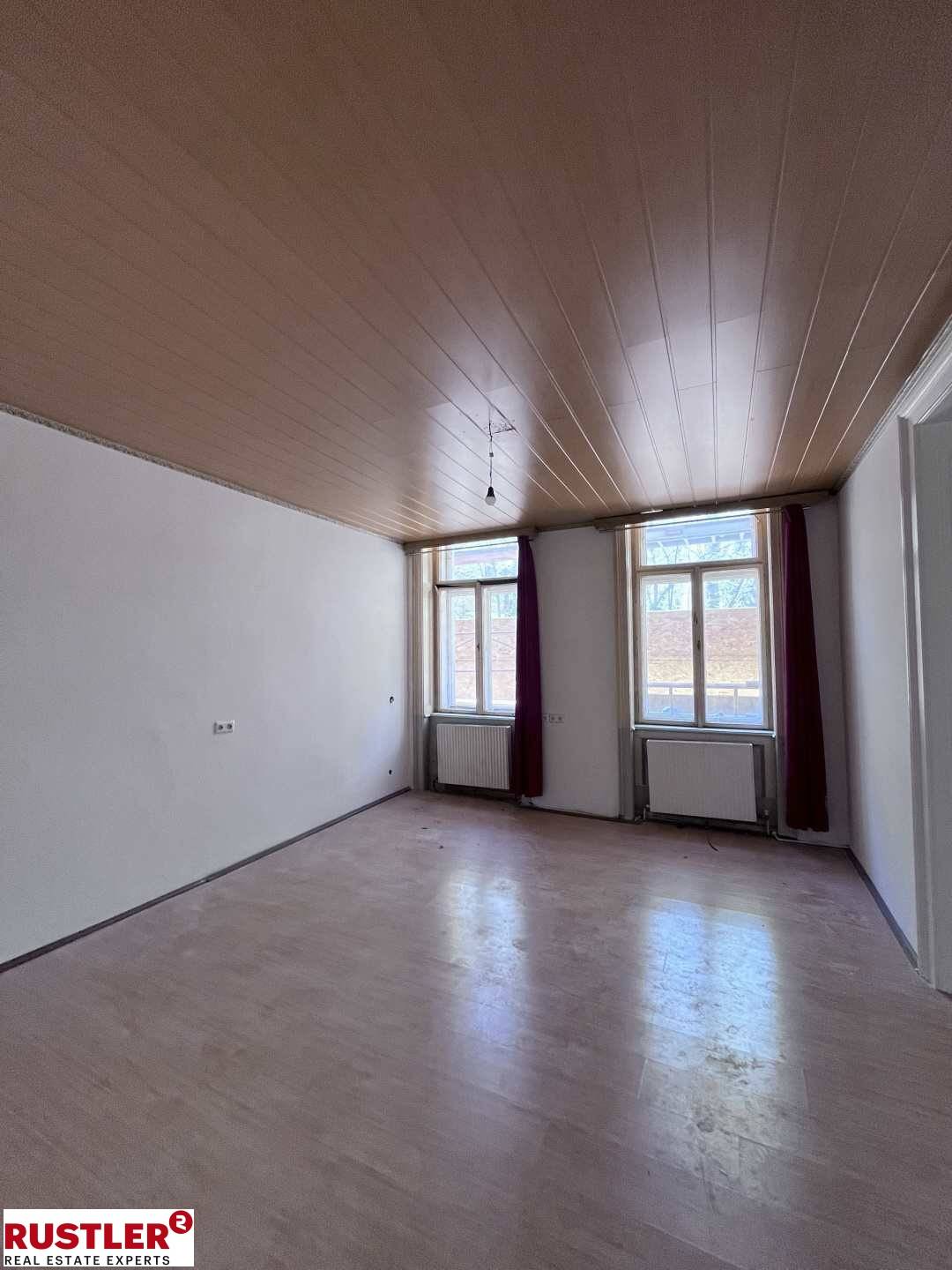 Bright Altbauwohnung with lift and air conditioning