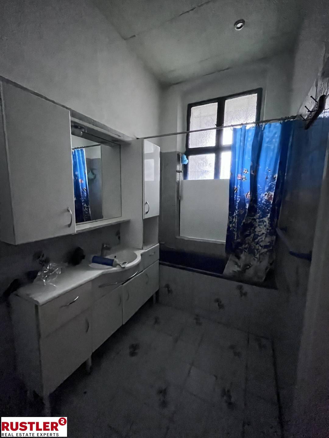 Bright Altbauwohnung with lift and air conditioning