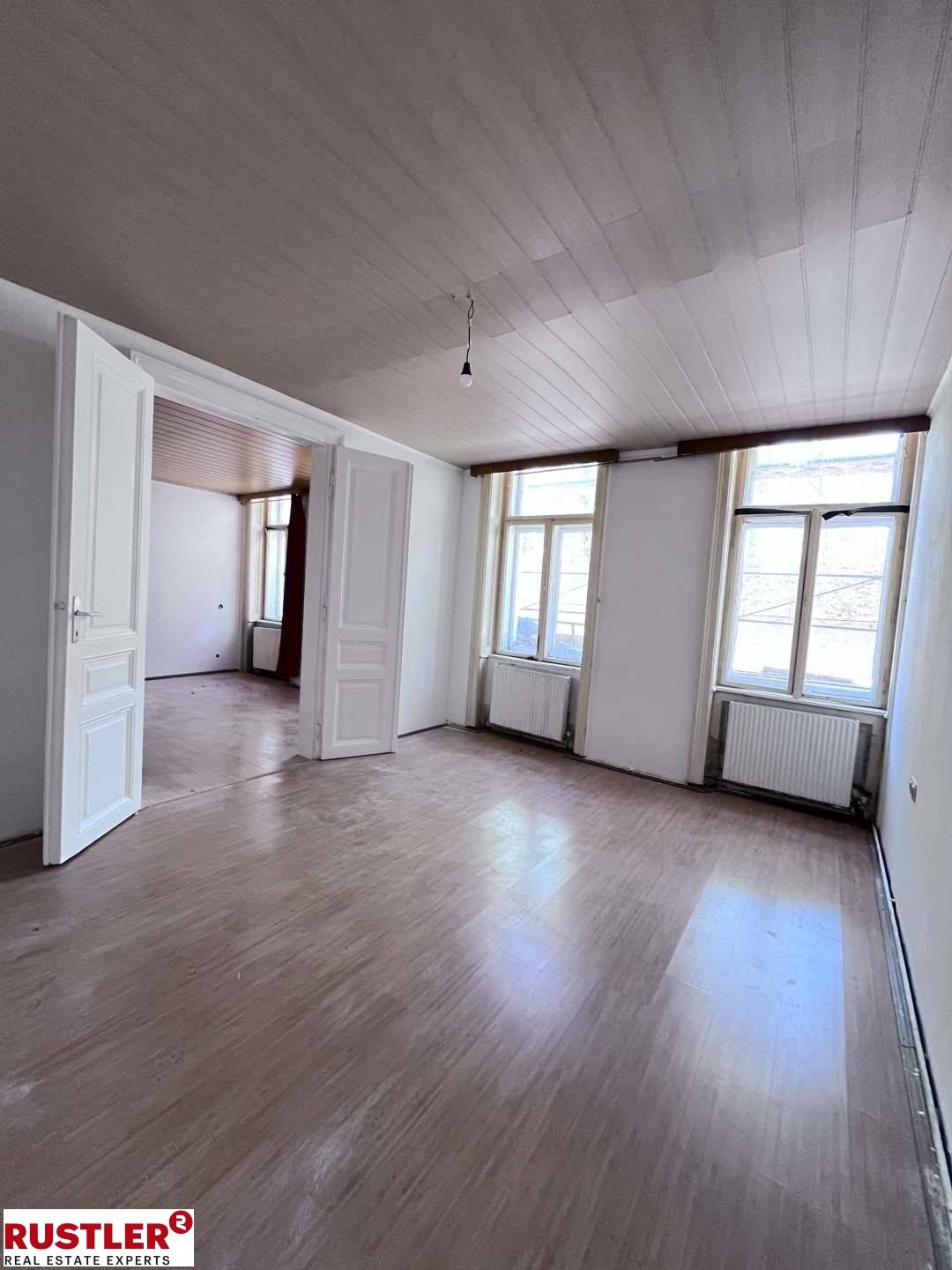 Bright Altbauwohnung with lift and air conditioning