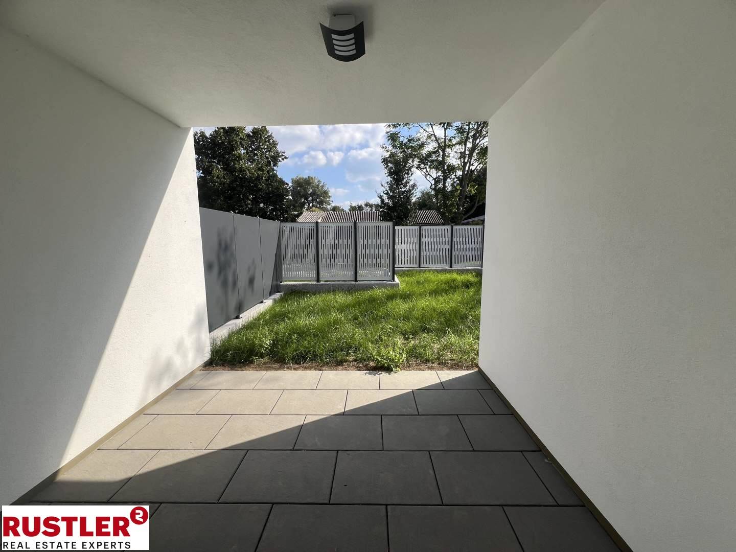 Helle Neubau Erdgeschosswohnung mit Privatgarten