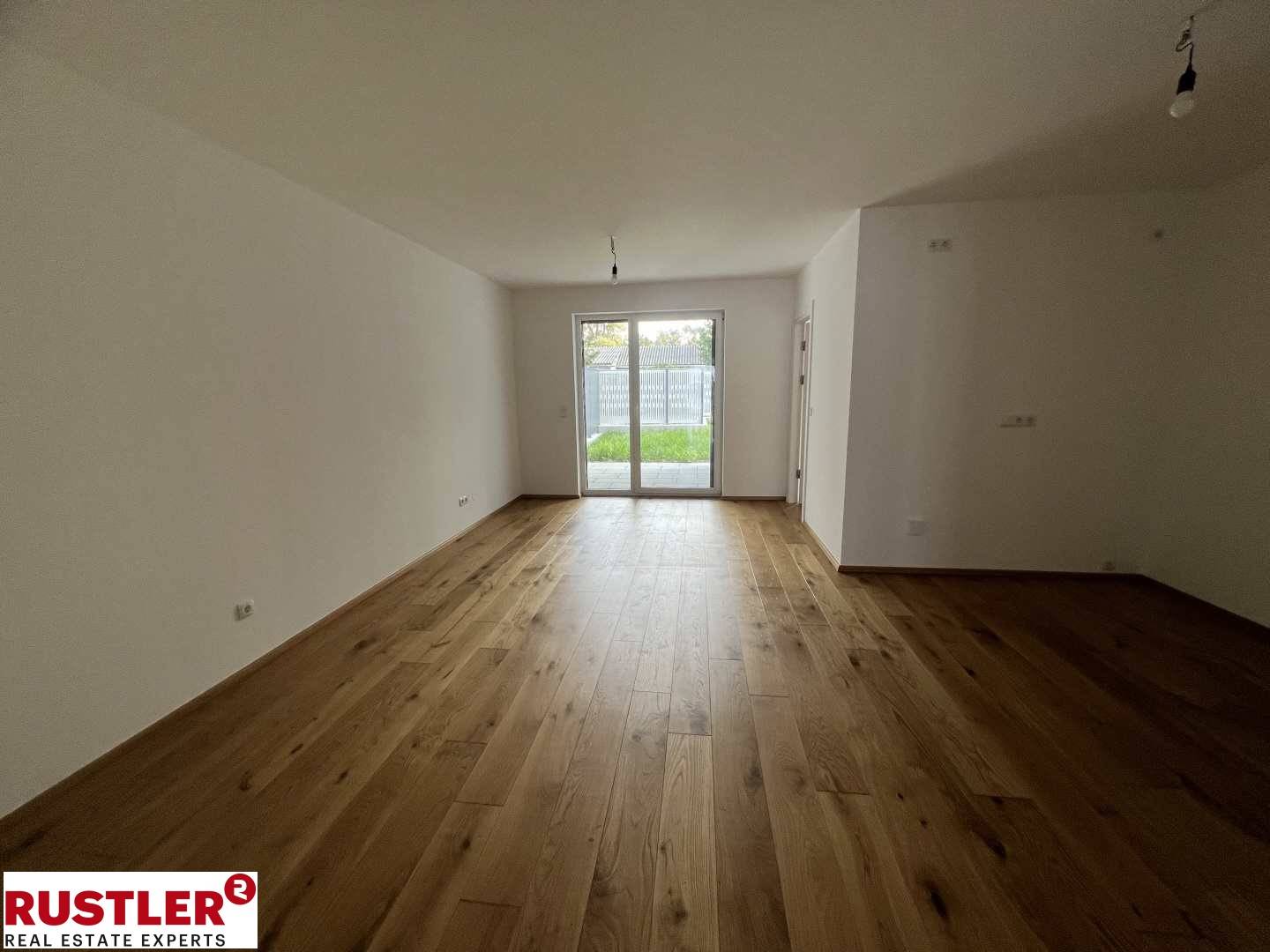 Helle Neubau Erdgeschosswohnung mit Privatgarten