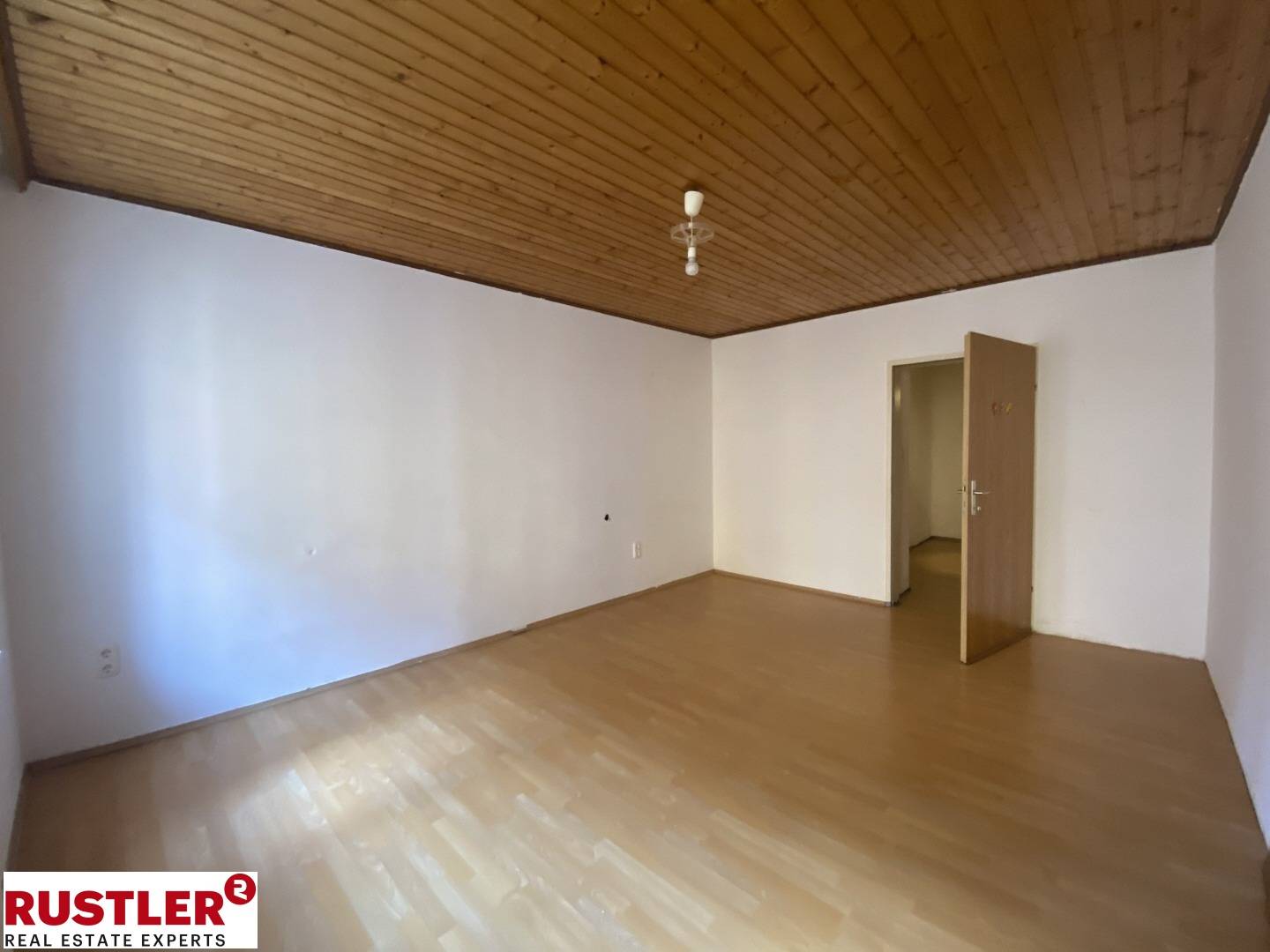 Light filled apartment in renovated old building with lift