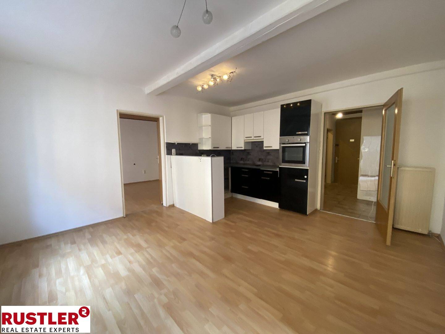 Light filled apartment in renovated old building with lift