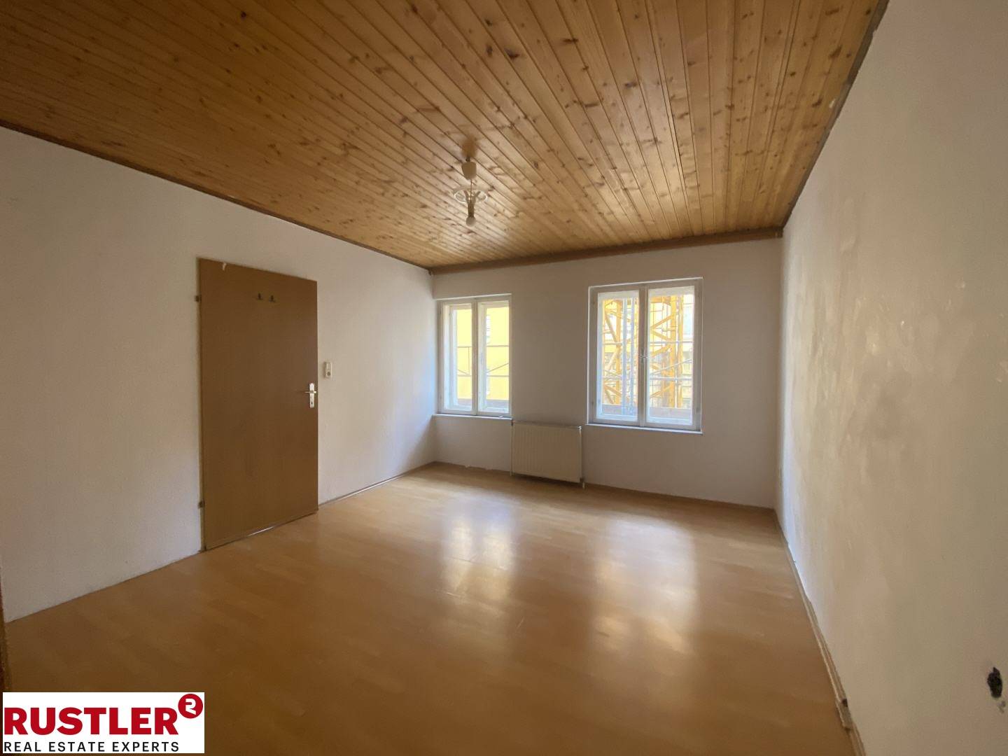 Light filled apartment in renovated old building with lift