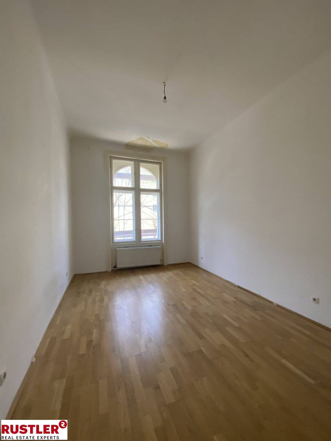 Bright Altbauwohnung in renovated house with lift