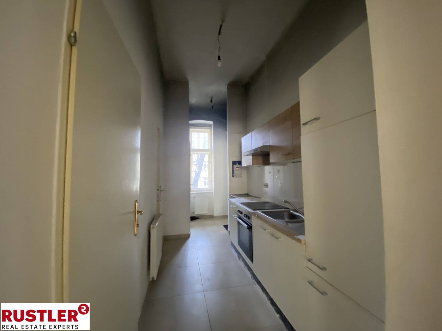 Bright Altbauwohnung in renovated house with lift