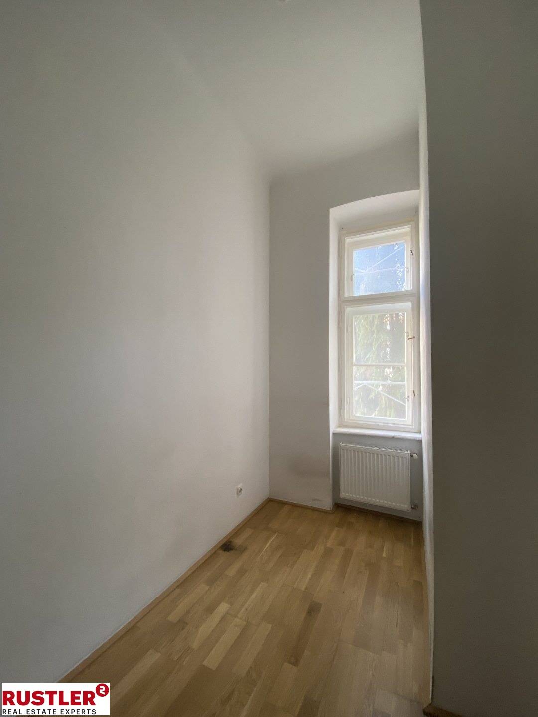 Bright Altbauwohnung in renovated house with lift