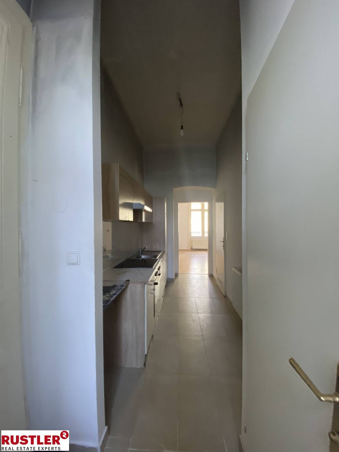 Bright Altbauwohnung in renovated house with lift