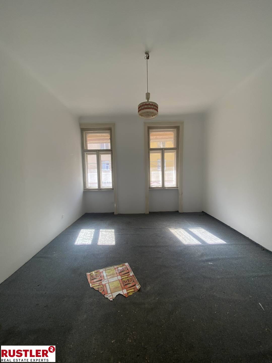 Bright south facing Altbauwohnung with lift