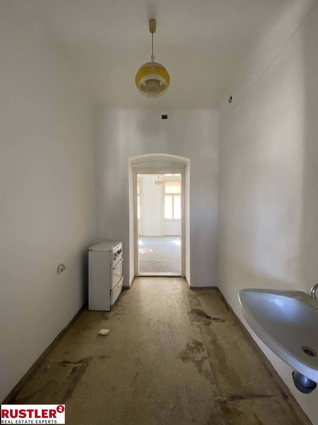 Bright south facing Altbauwohnung with lift