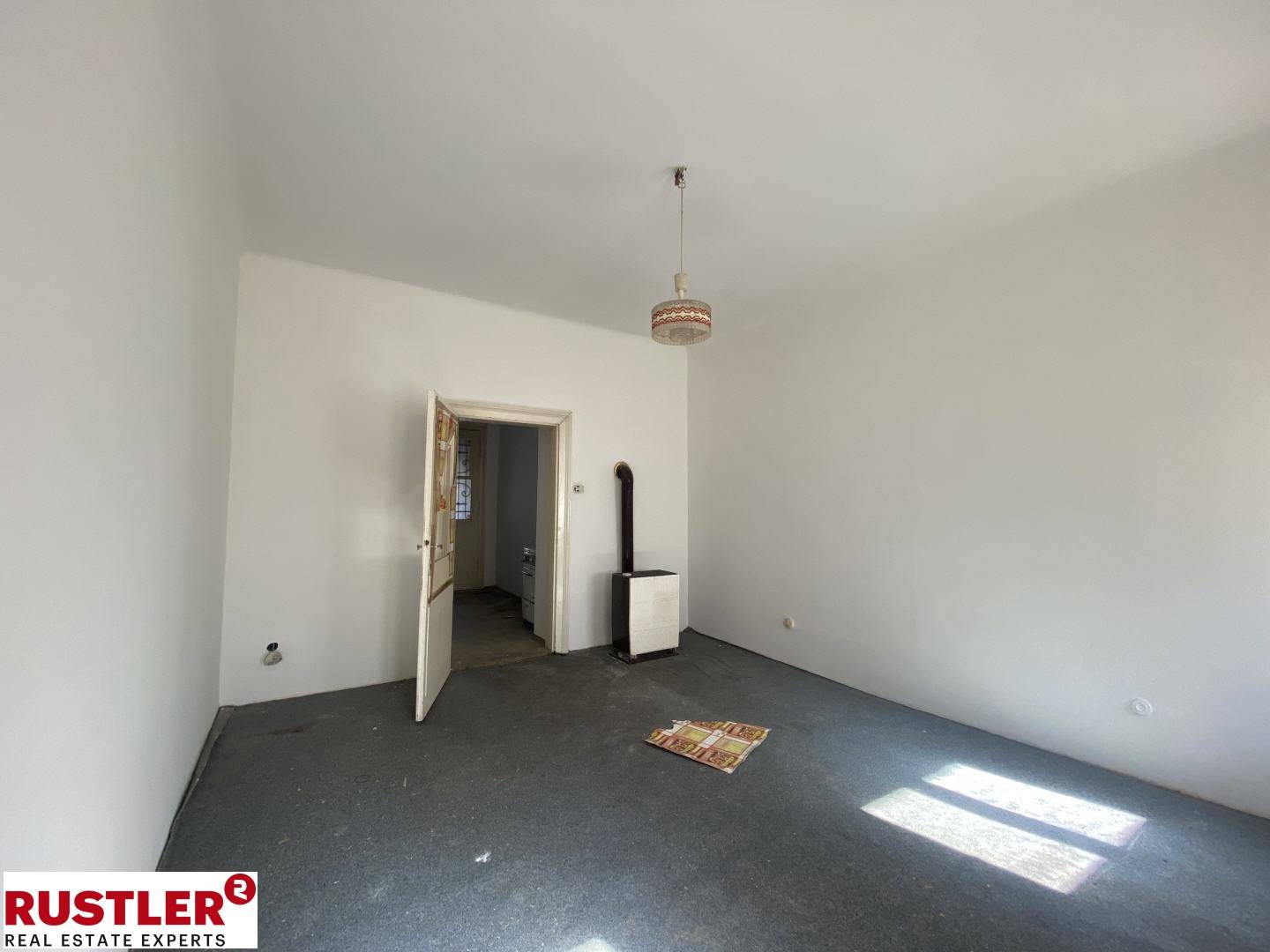 Bright south facing Altbauwohnung with lift