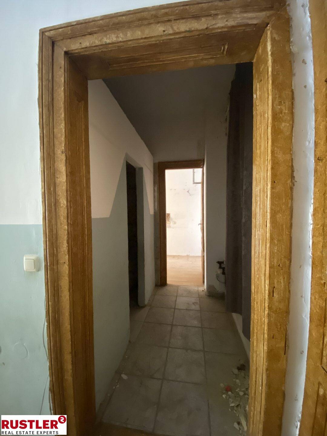 Südseitige lichtdurchflutete Altbauwohnung mit Lift
