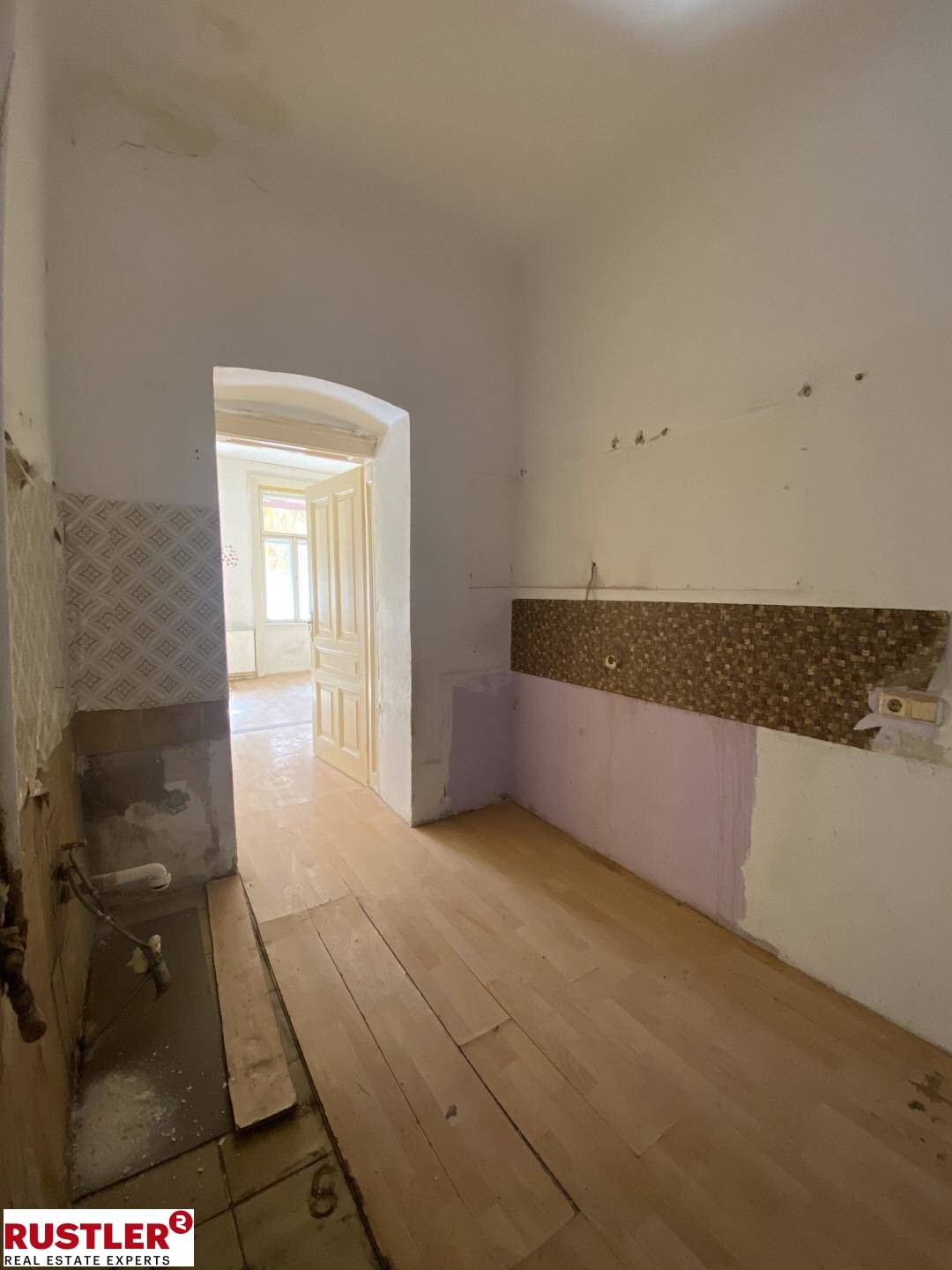 Südseitige lichtdurchflutete Altbauwohnung mit Lift