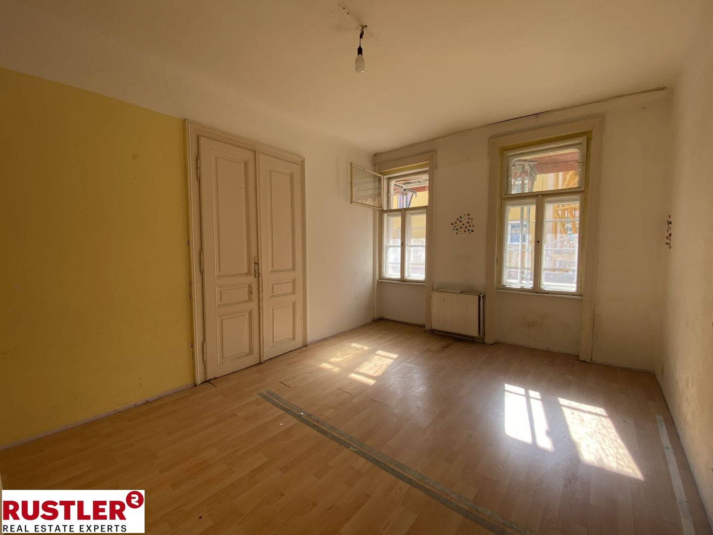 Südseitige lichtdurchflutete Altbauwohnung mit Lift