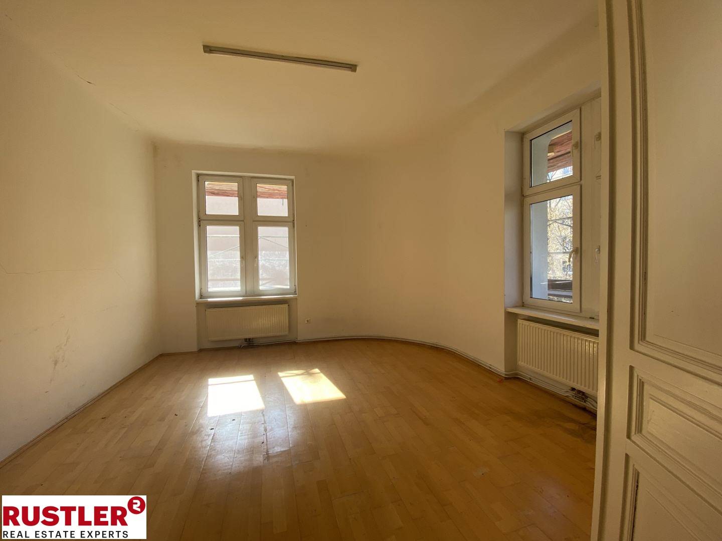 Bright Altbauwohnung with high ceilings and southwest exposure