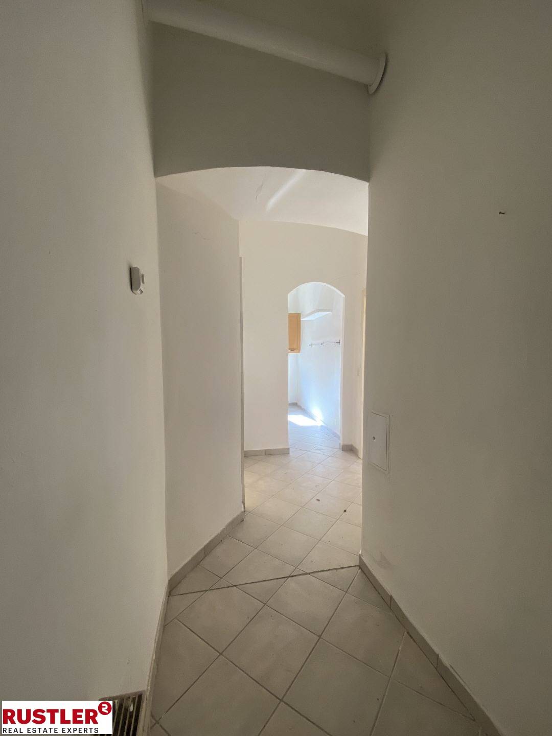 Bright Altbauwohnung with high ceilings and southwest exposure