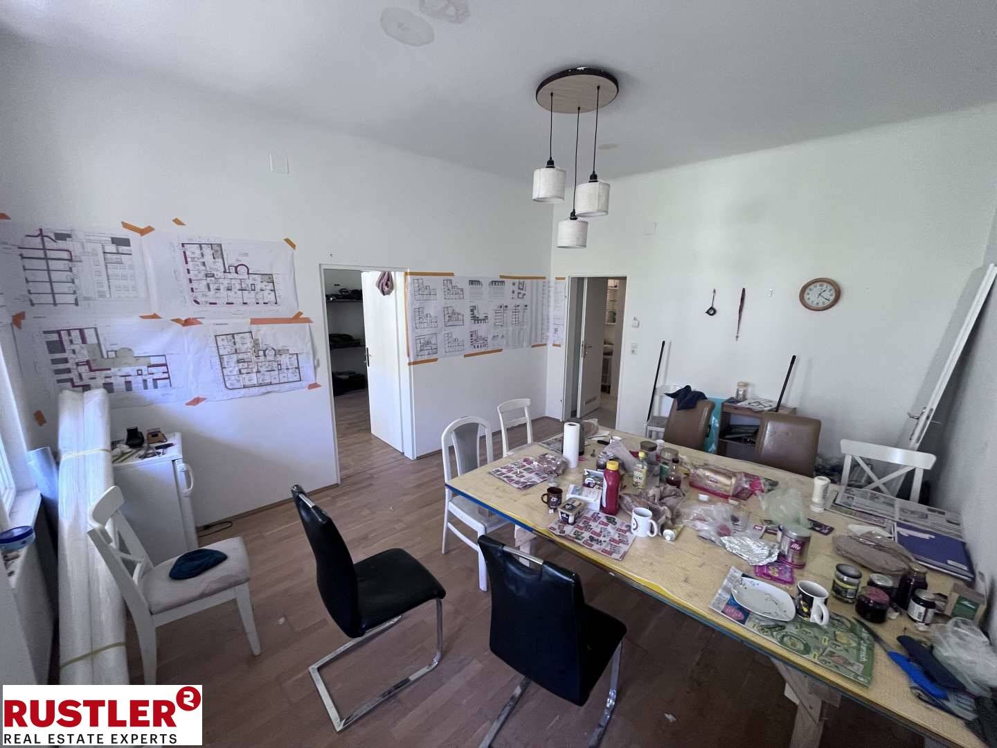 Lichtdurchflutete Altbauwohnung mit Aufzug