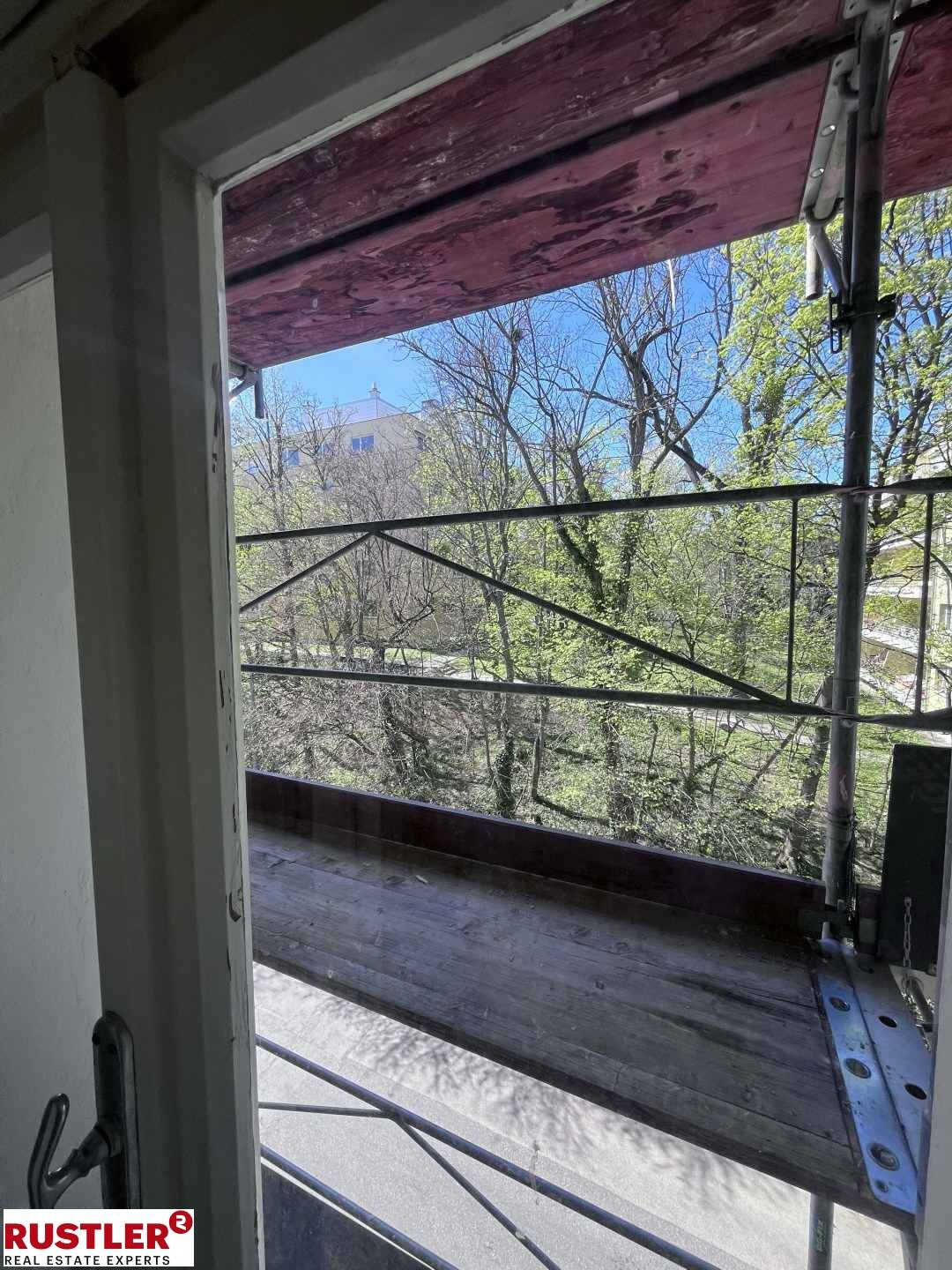 Lichtdurchflutete Altbauwohnung mit Aufzug