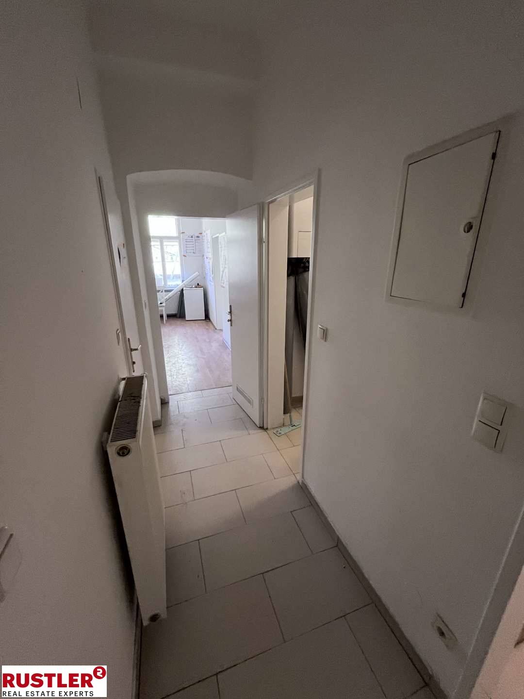 Lichtdurchflutete Altbauwohnung mit Aufzug