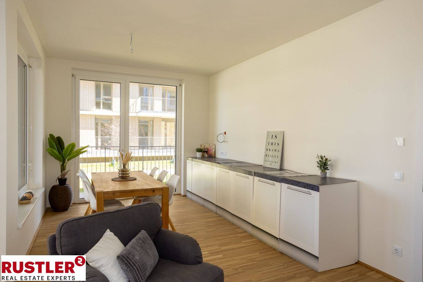 Erdgeschosswohnung mit großzügigem Balkon in grünem Quartier