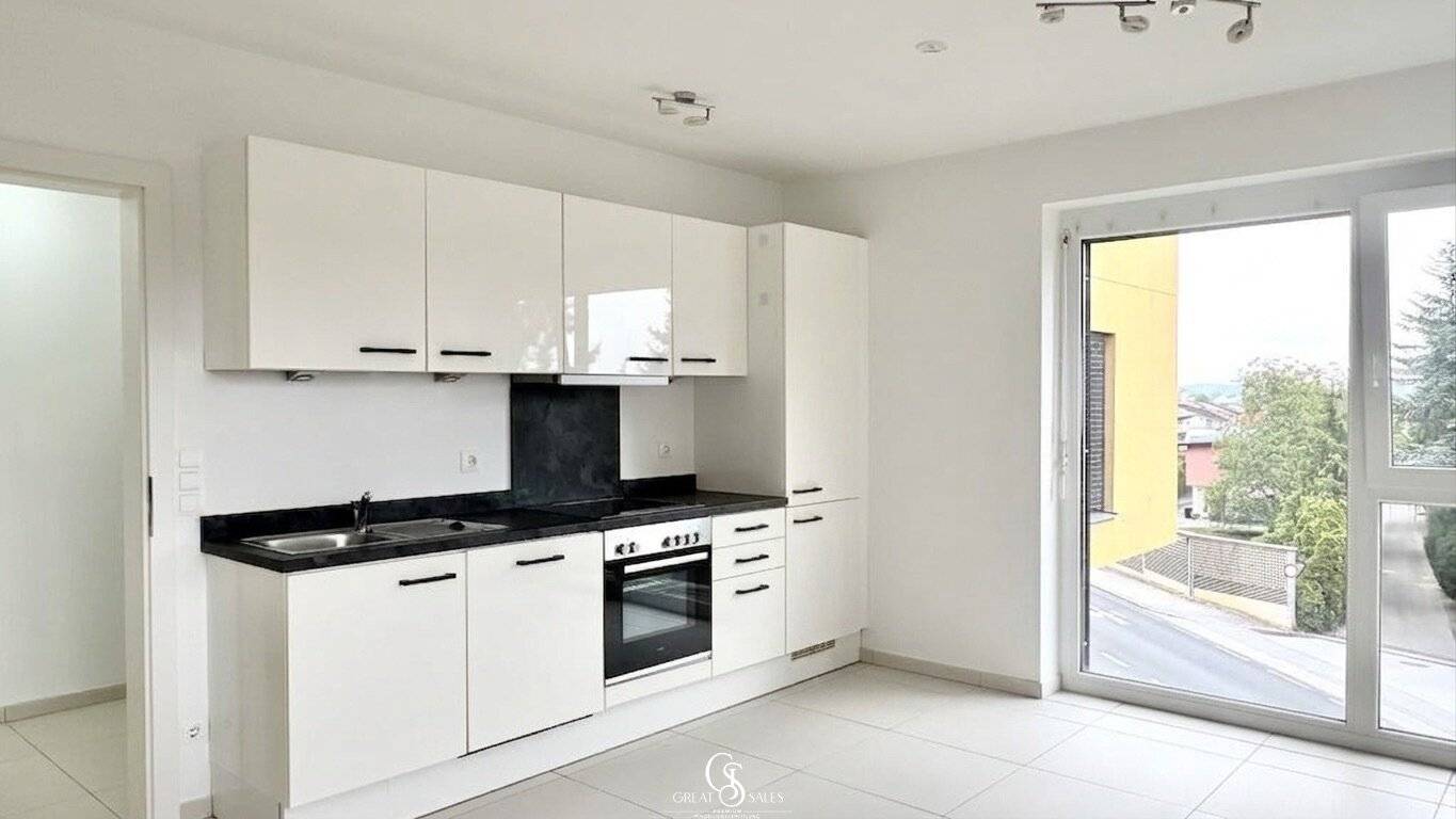Moderne Küche mit Terrassenzugang