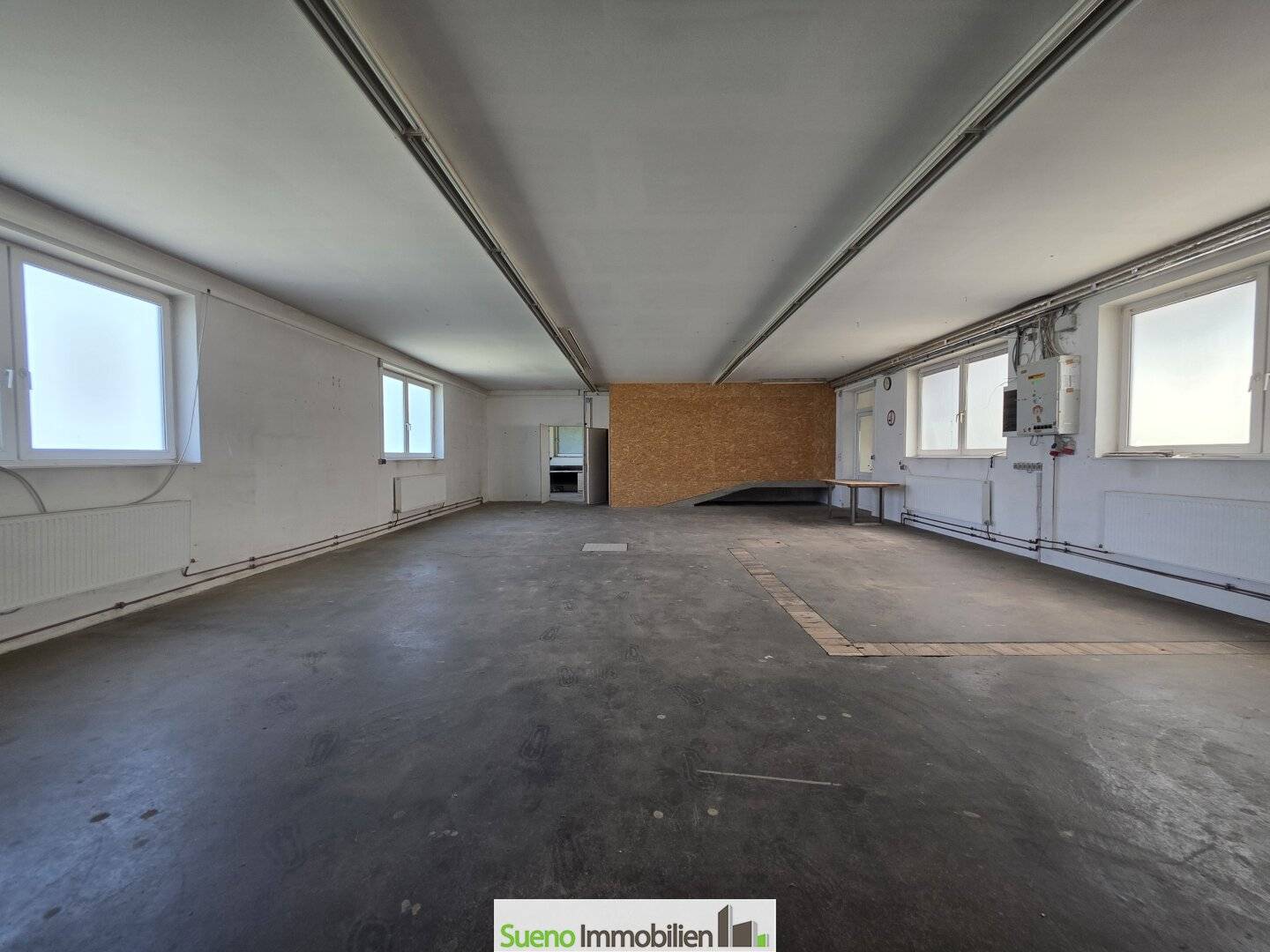 Gewerbehalle – ehemalige Tischlerei mit Büro &amp; Vorplatz