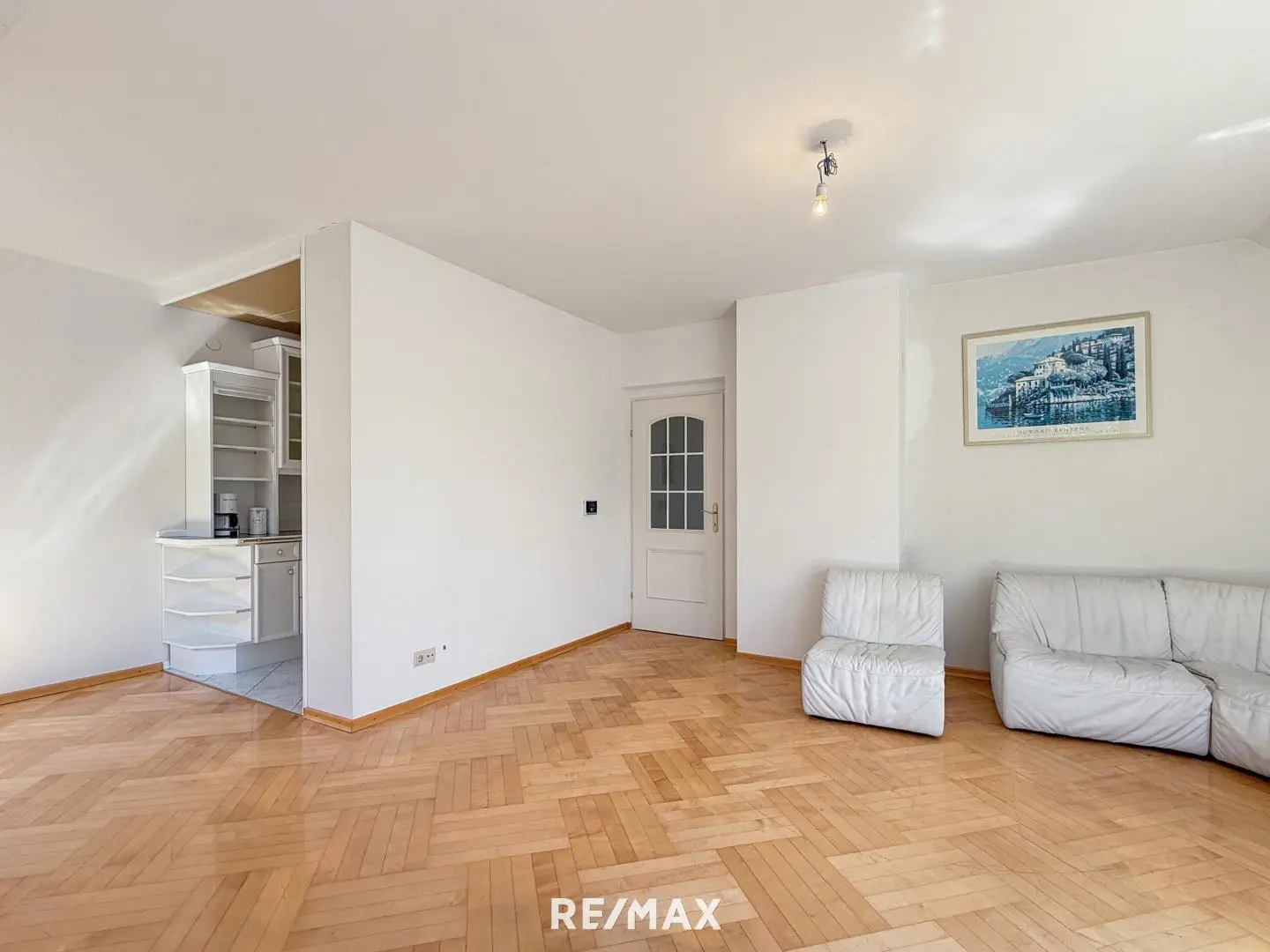 Spacious apartment with bright loggia and private parking space