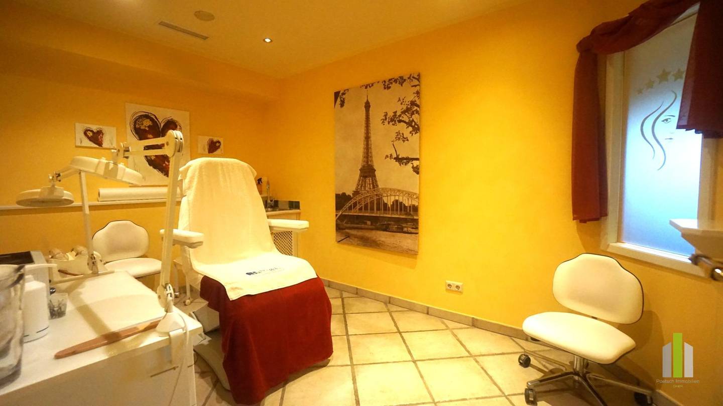 Central treatment rooms in refined studio Wohnung