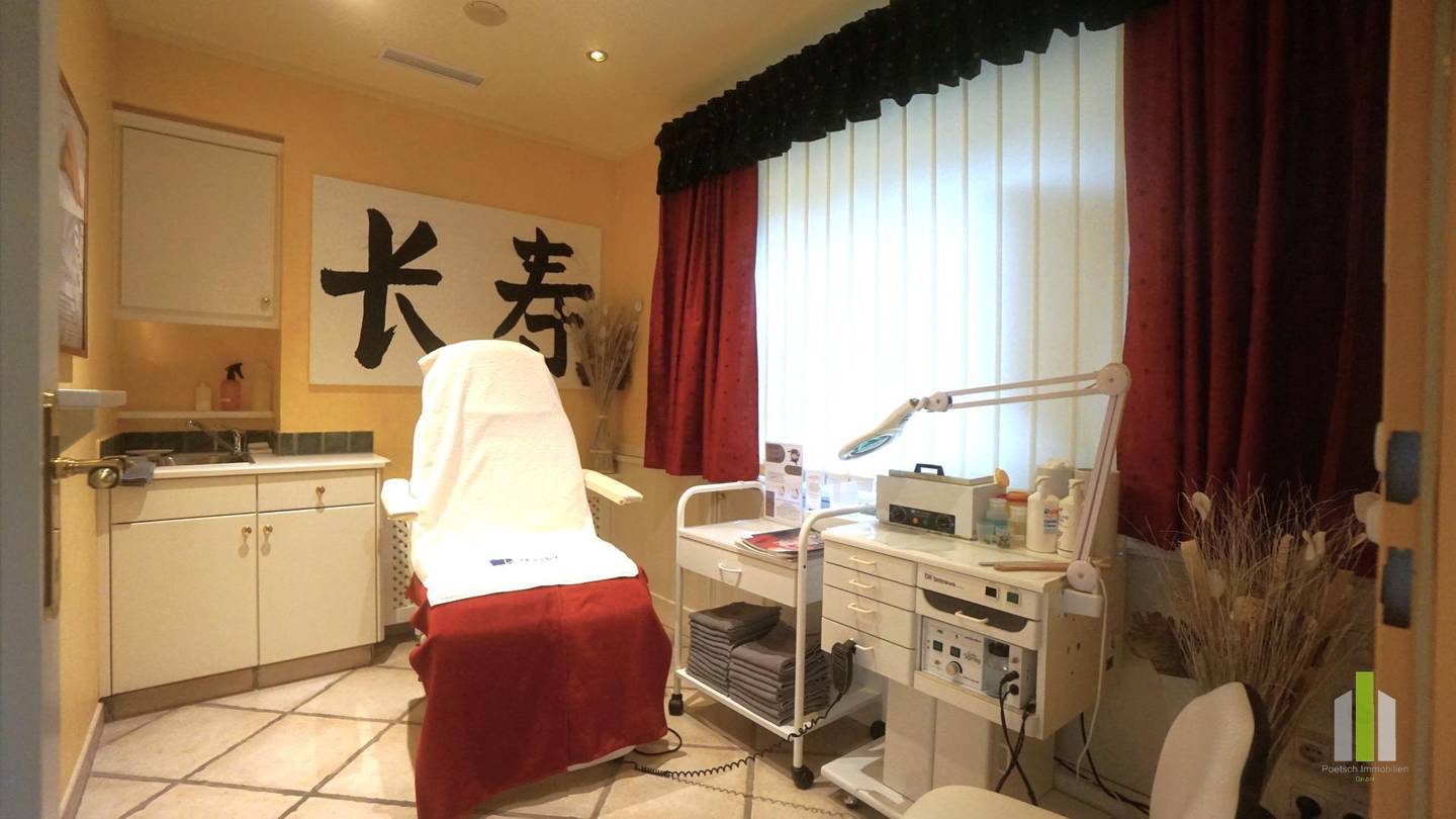 Central treatment rooms in refined studio Wohnung
