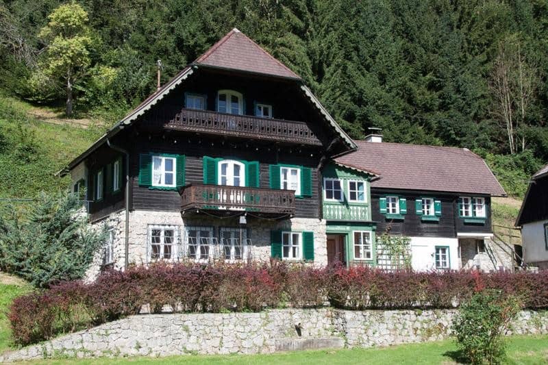 See und Bergblick auf großem Anwesen Wohnung