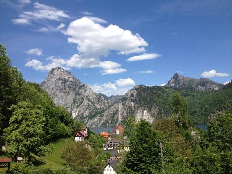 See und Bergblick auf großem Anwesen Wohnung
