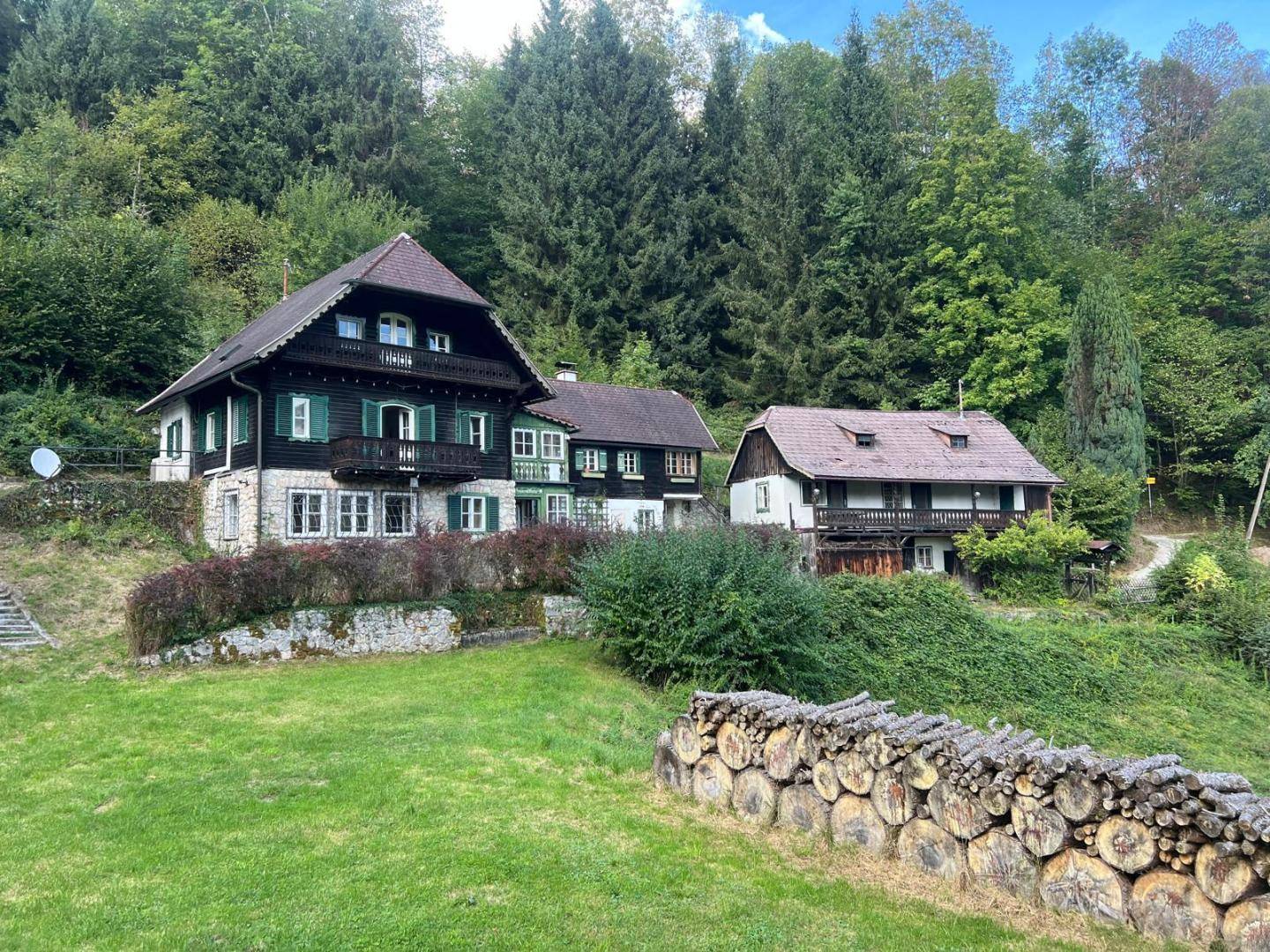 Lake und mountain view on expansive estate Wohnung