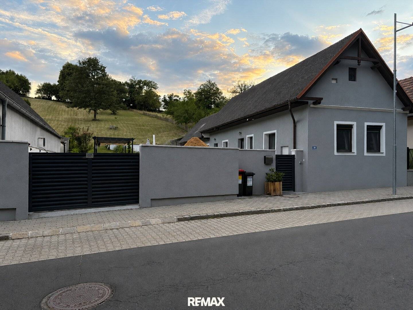 Modernisierter Streckhof mit großzügigem Grundstück und ausgebauten Nebengebäude