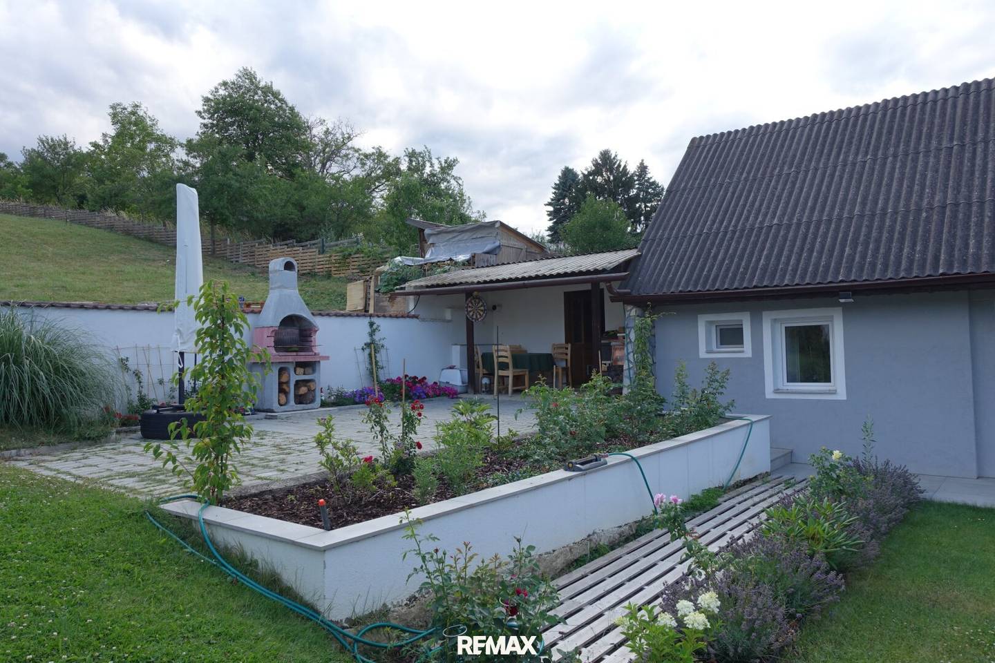 Modernisierter Streckhof mit großzügigem Grundstück und ausgebauten Nebengebäude