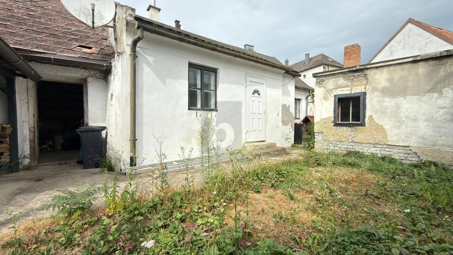 Quiet Familienwohnung with private courtyard