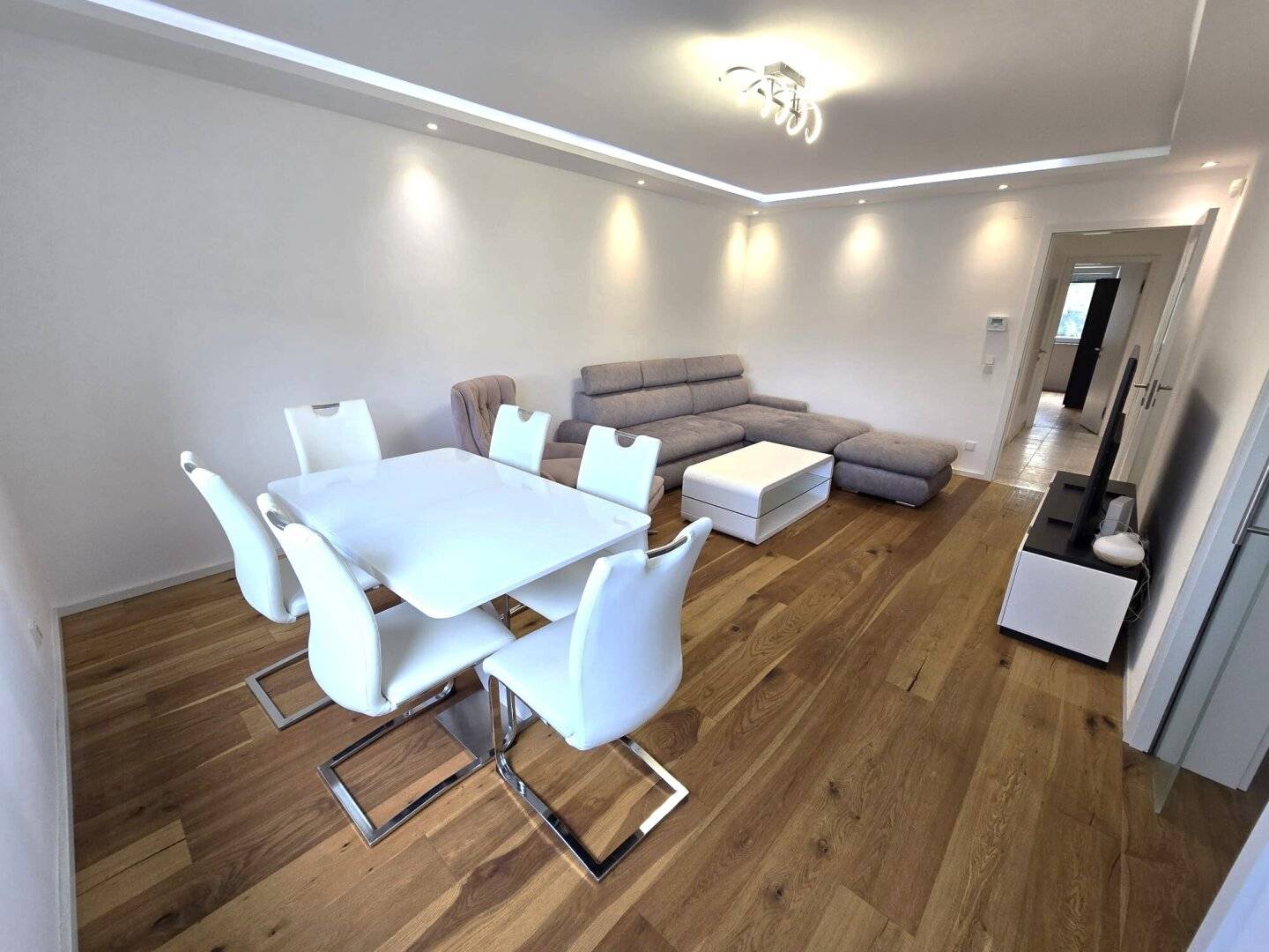 Luxurious living in Döbling 3-room apartment with glazed loggia green view DAN kitchen underfloor heating 2 covered parking spaces