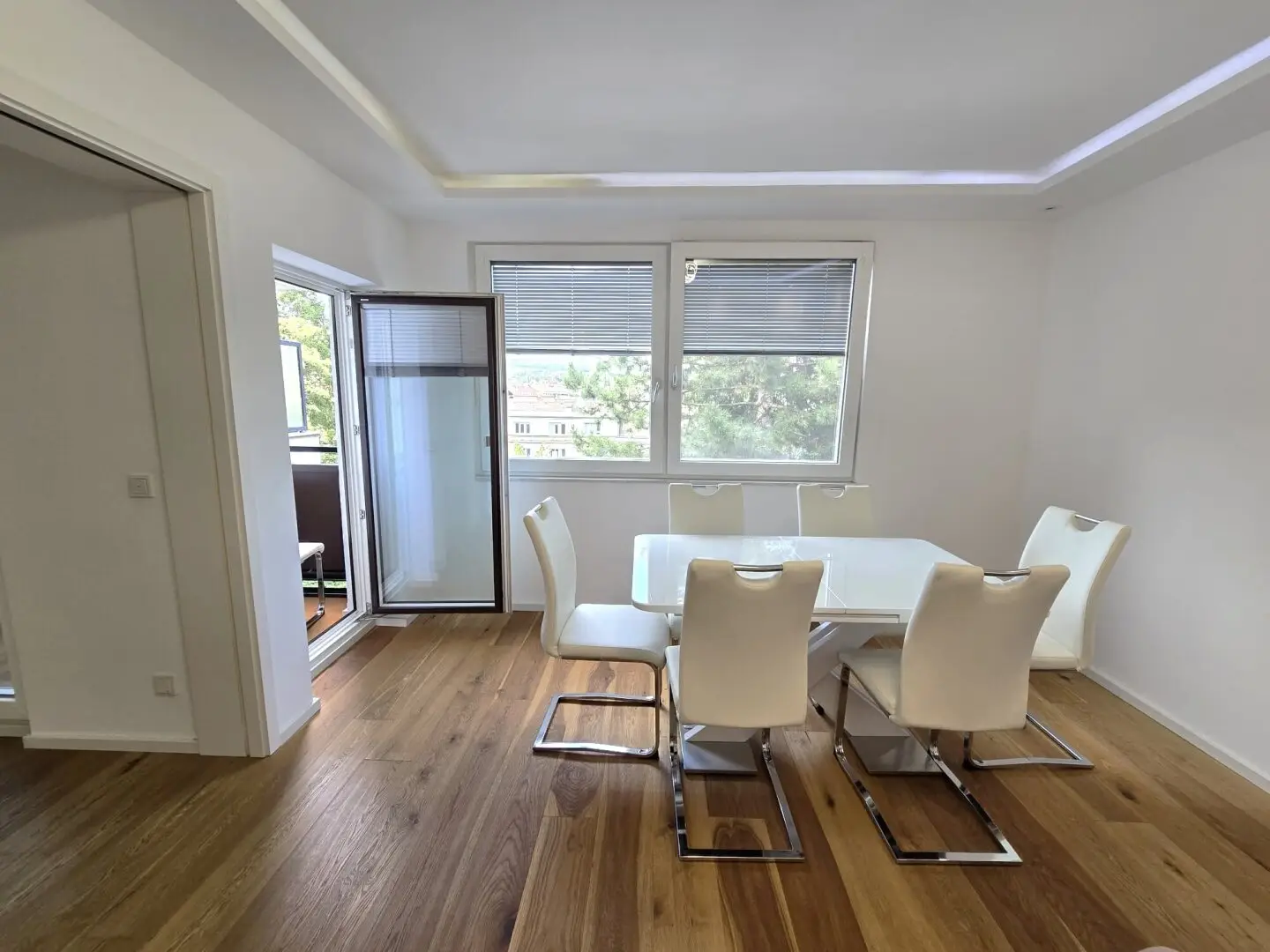Luxurious living in Döbling 3-room apartment with glazed loggia green view DAN kitchen underfloor heating 2 covered parking spaces