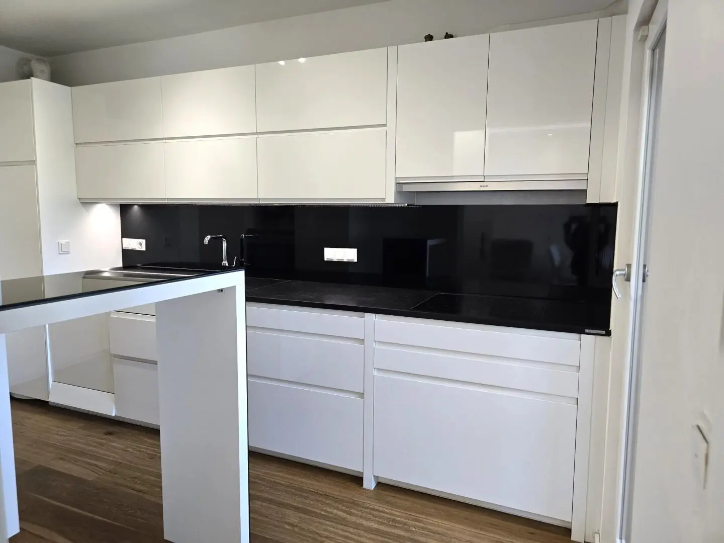 Luxurious living in Döbling 3-room apartment with glazed loggia green view DAN kitchen underfloor heating 2 covered parking spaces