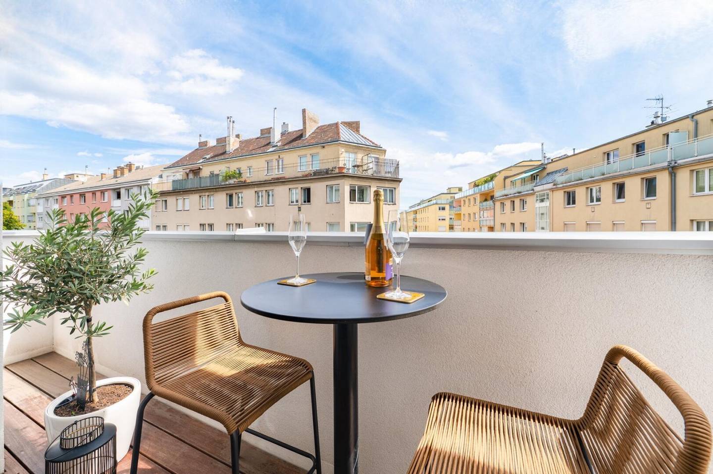 Fully furnished 3-room apartment with terrace and car parking space for sale