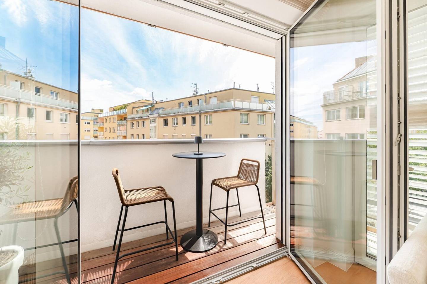 Voll eingerichtete 3-Zimmer-Wohnung mit Terrasse und KFZ-Stellplatz zu verkaufen!