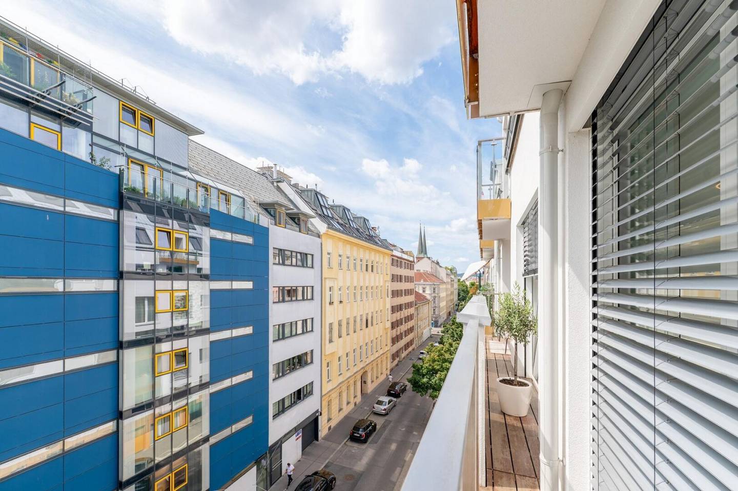 Voll eingerichtete 3-Zimmer-Wohnung mit Terrasse und KFZ-Stellplatz zu verkaufen!