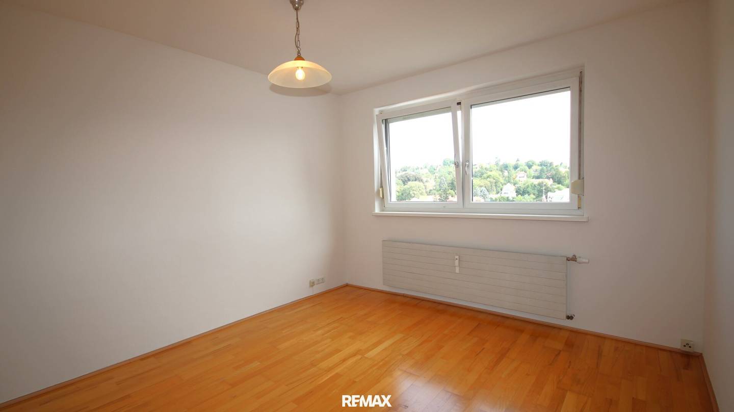 2-room apartment with balcony in prime location