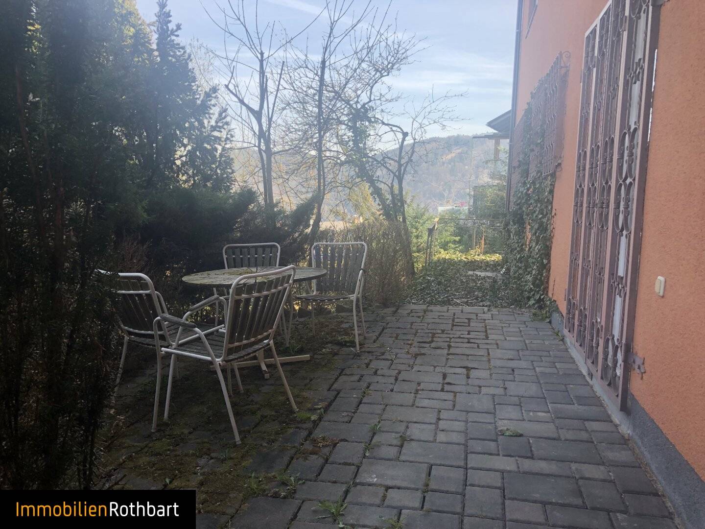 Geräumige Einfamilienhaus auf zwei Ebenen.