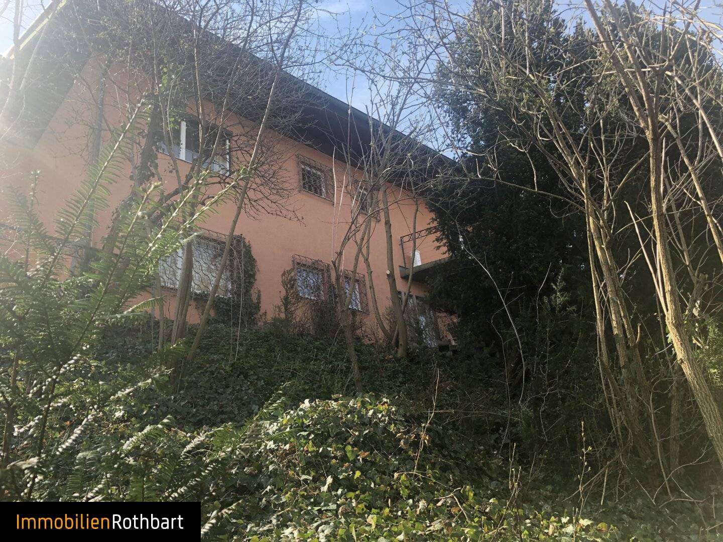 Geräumige Einfamilienhaus auf zwei Ebenen.