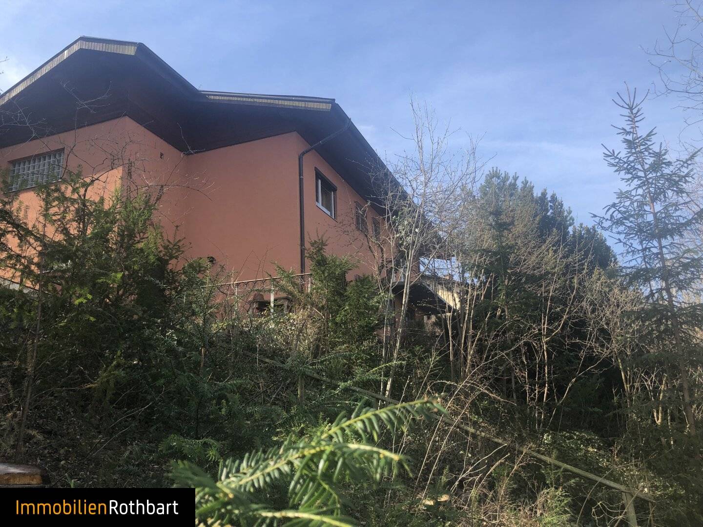 Geräumige Einfamilienhaus auf zwei Ebenen.
