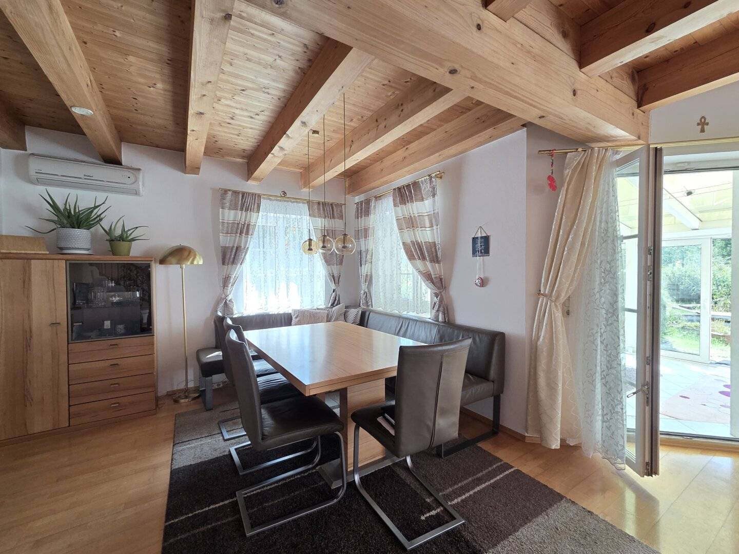 Tolles Anwesen mit Wintergarten und Poollandschaft sowie einer kleinen Teichanlage samt Garten in sonniger Ruhelage an einer Sackgasse