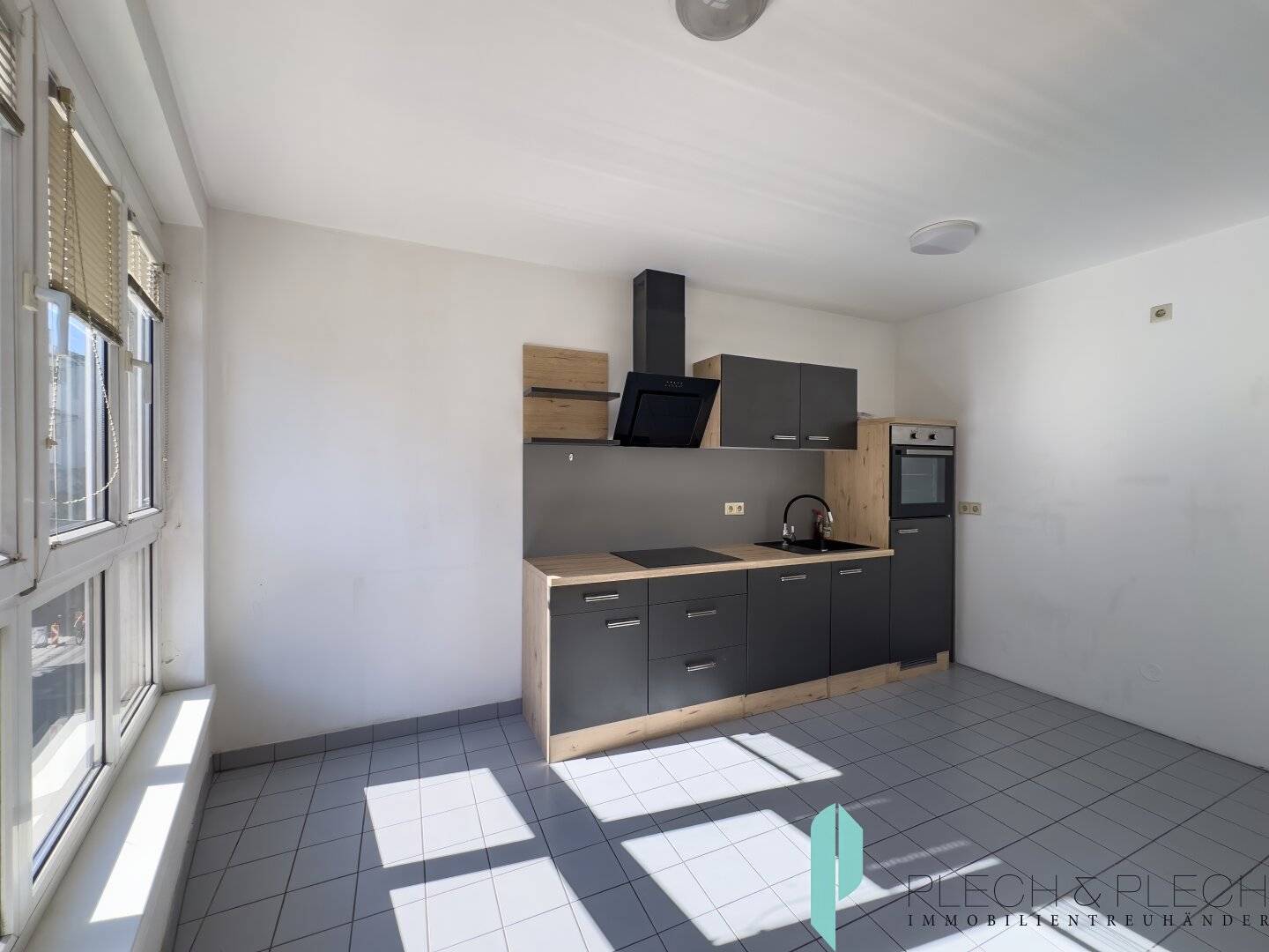 Well-maintained 3 room apartment / 3rd floor with elevator / 2 bathrooms - 2 WCs