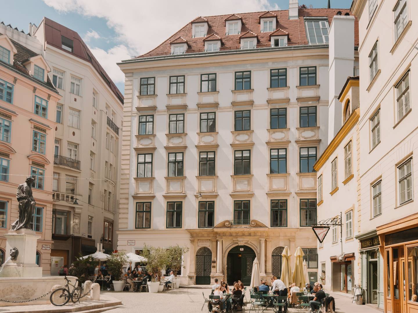 Dachgeschosswohnung mit Blick auf Franziskanerkirche und hohen Decken
