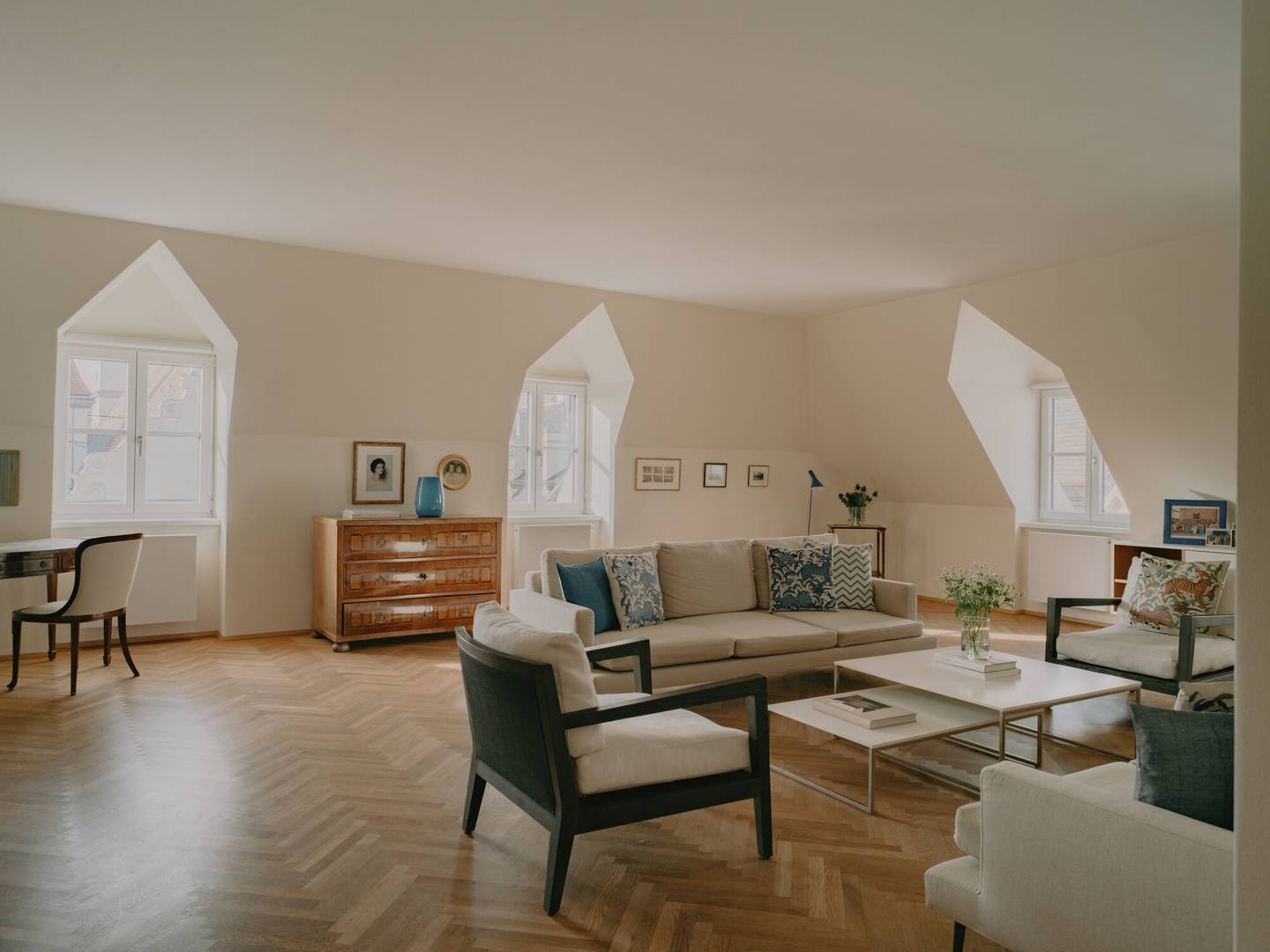 Dachgeschosswohnung mit Blick auf Franziskanerkirche und hohen Decken