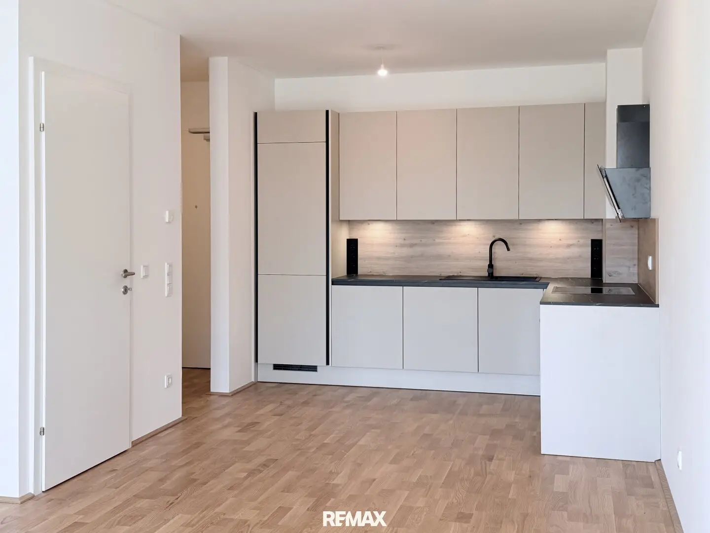 First occupancy next to Alte Donau and U1 Kagran! High-quality 2-room apartment with balcony